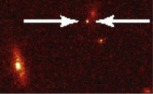 Fotografia da mesma secção do céu mas tirada com o telescópio espacial Hubble que consegue distinguir a supernova da galáxia hospedeira.